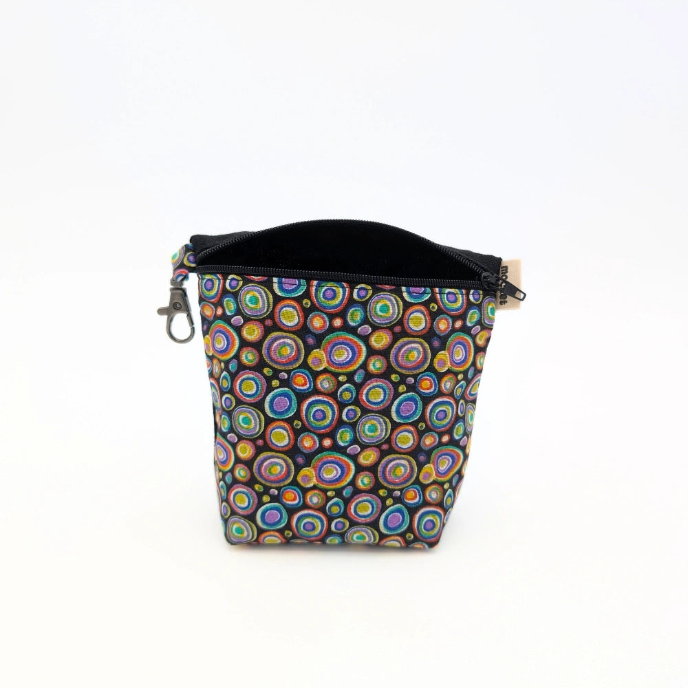 Pochette à friandises de grande taille pour chiens en coton à motif psychédélique multicolore, inspiré de l’univers hippie.