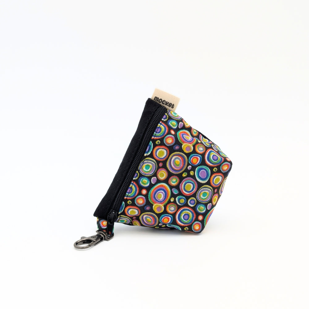Pochette à friandises de moyenne taille pour chiens en coton à motif psychédélique multicolore, inspiré de l’univers hippie.