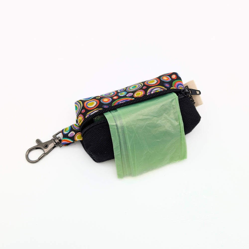 Pochette à friandises de petite taille pour chiens en coton à motif psychédélique multicolore, inspiré de l’univers hippie.