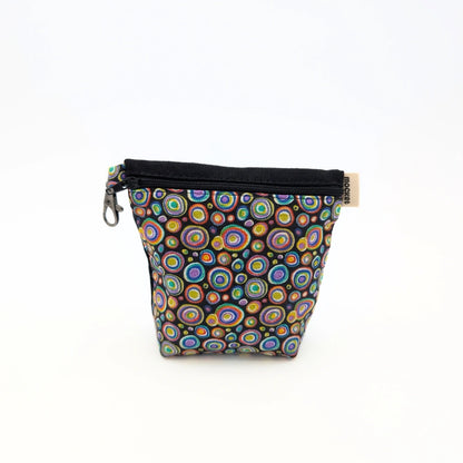 Pochette à friandises de grande taille pour chiens en coton à motif psychédélique multicolore, inspiré de l’univers hippie.