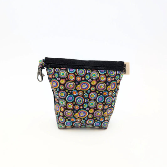 Pochette à friandises de grande taille pour chiens en coton à motif psychédélique multicolore, inspiré de l’univers hippie.